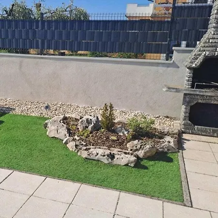 Σπίτι διακοπών In With Swimming Pool Buje