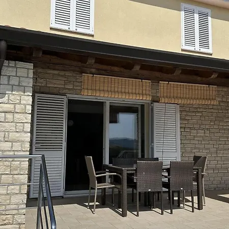 Σπίτι διακοπών In With Swimming Pool Buje